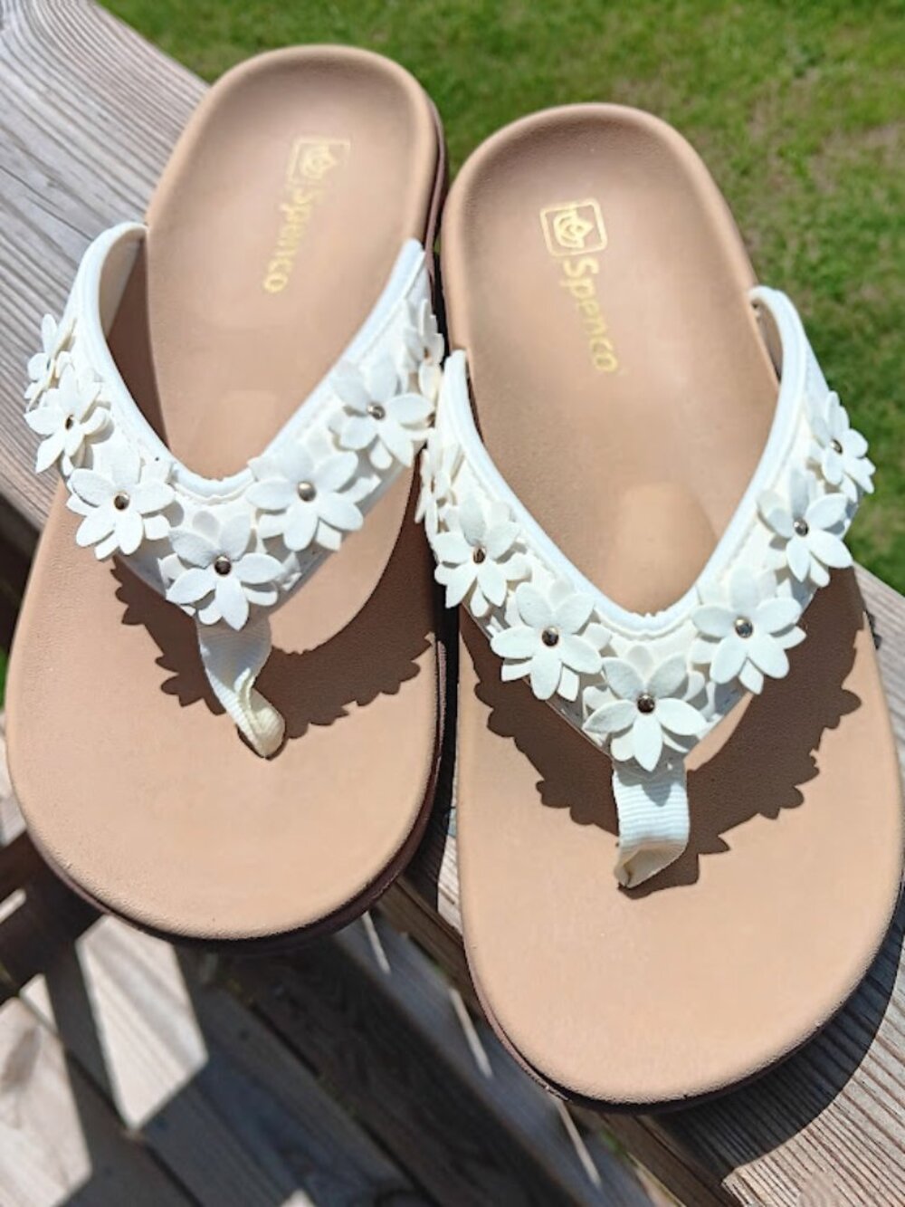 Spenco 8 White Floral Daisy Sandals Flip Flops Size 8D